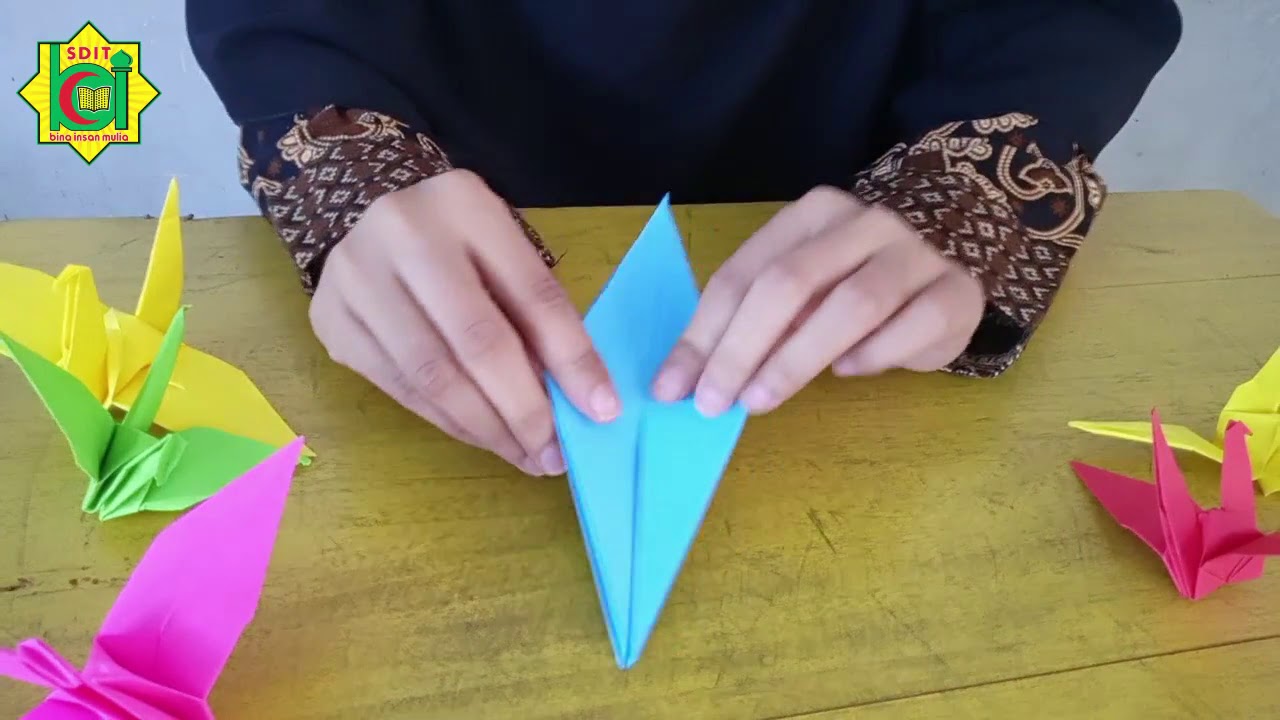 MEMBUAT BURUNG DARI KERTAS  ORIGAMI  UNTUK  KELAS 5 IBNU 