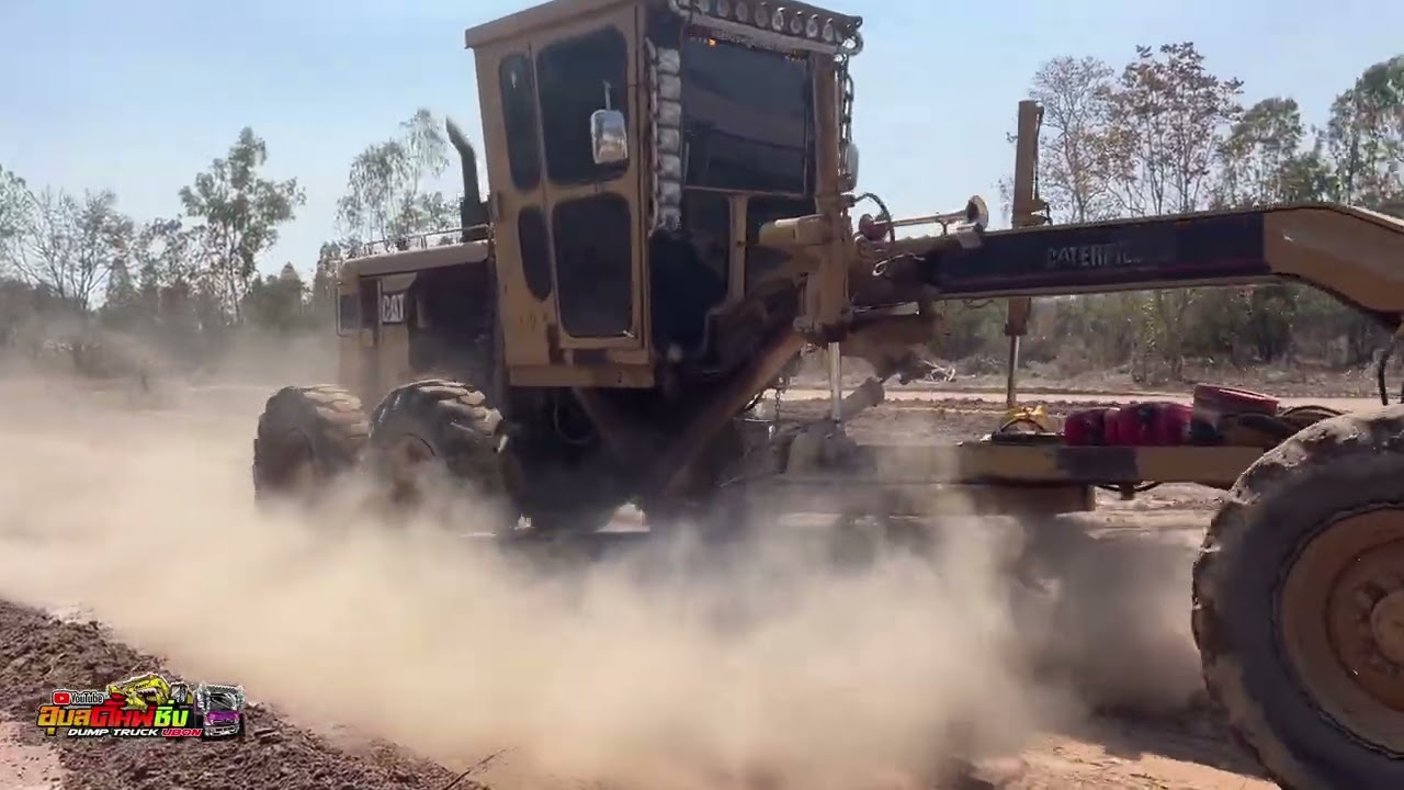 วันนี้ลุยทำสนามฟุตบอลหญ้าเทียม ฝุ่นตลบ อบอวล เลย