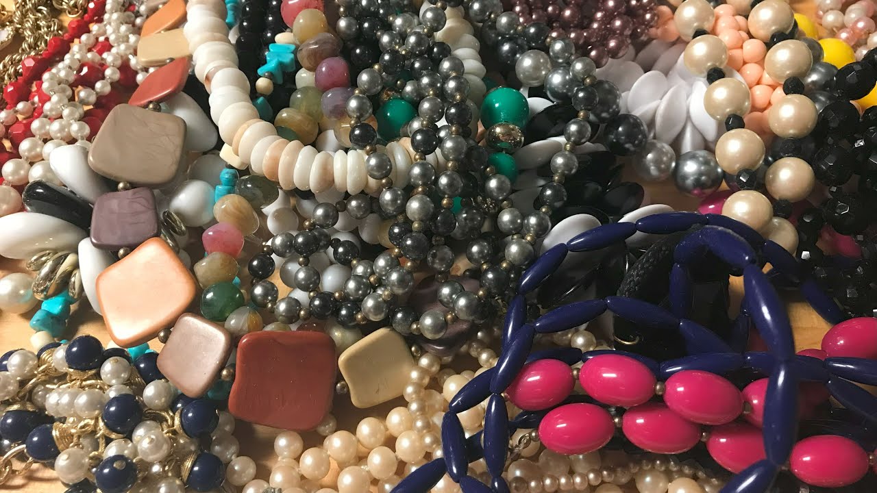 Vintage jewelry lot, necklaces and more part 1. Lote de joyeria vintage