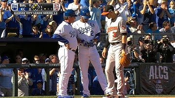 ALCS Gm4: Cain moves runners over with sacrifice bunt