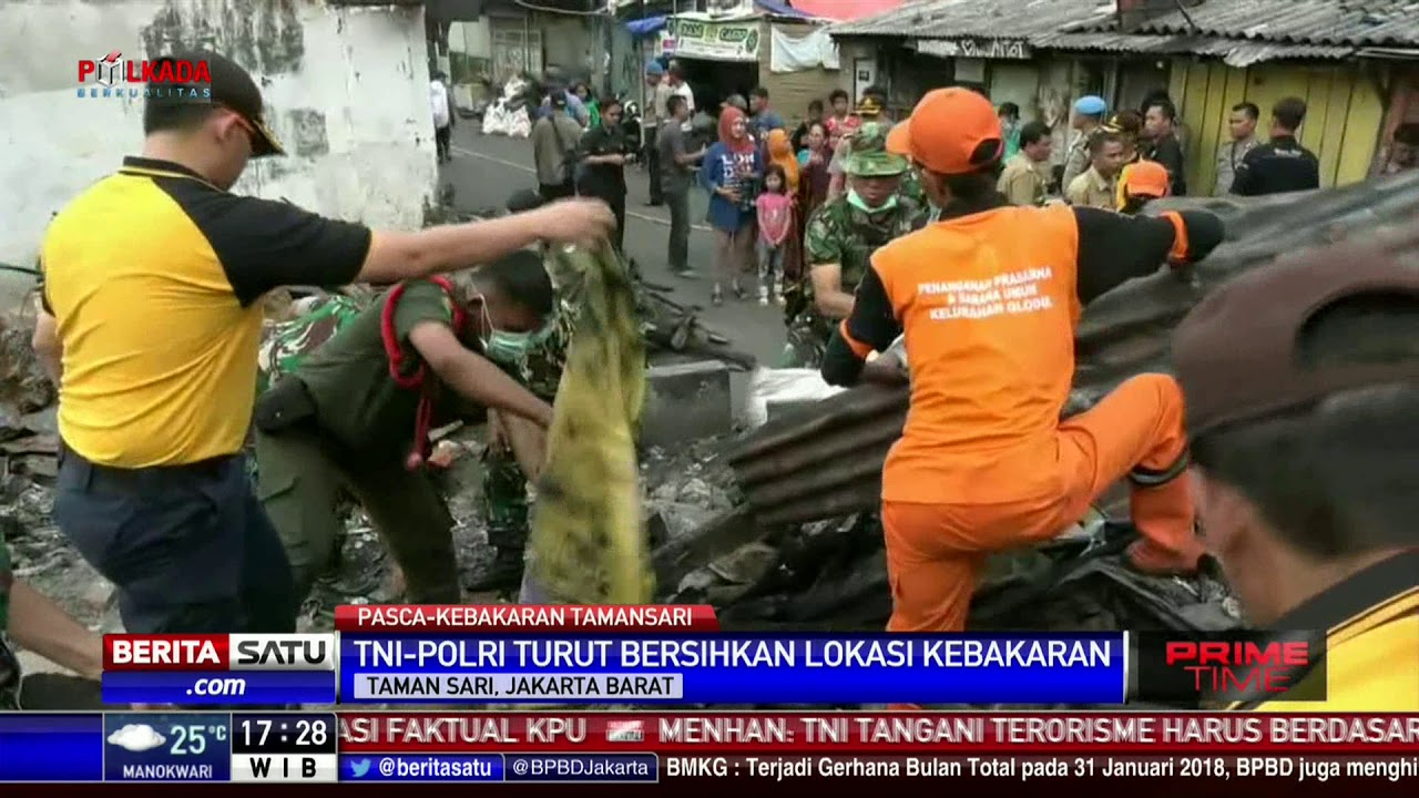 TNI-Polri Bantu Bersihkan Lokasi Kebakaran di Krukut