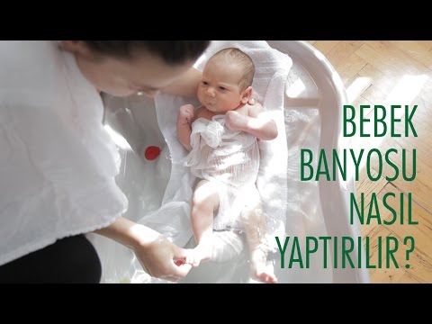 Video: Bebeğe Sünger Banyosu Yapmanın Kolay Yolları (Resimlerle)