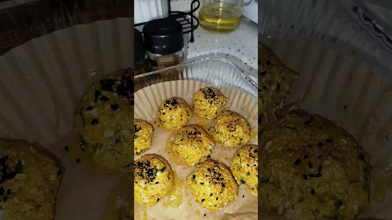 Yulaf poğaça..1 su b.yulaf,1 yumurta,1 yemek k.yoğurt,1 paket kabartma tozu,susam çörek otu üzerine Yulaf poğaça..1 su b.yulaf,1 yumurta,1 yemek k.yoğurt,1 paket kabartma tozu,susam çörek otu üzerine