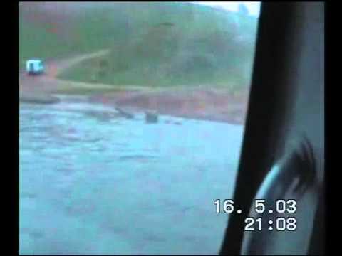 Уаз едет под водой