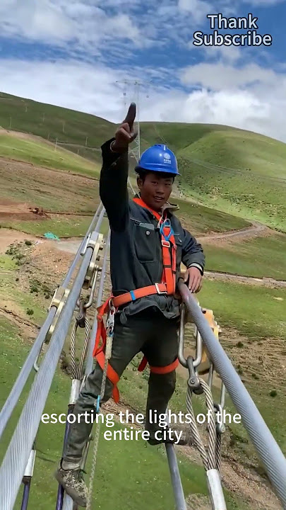 Shocking! Electric workers hundreds of meters high guard the city lights