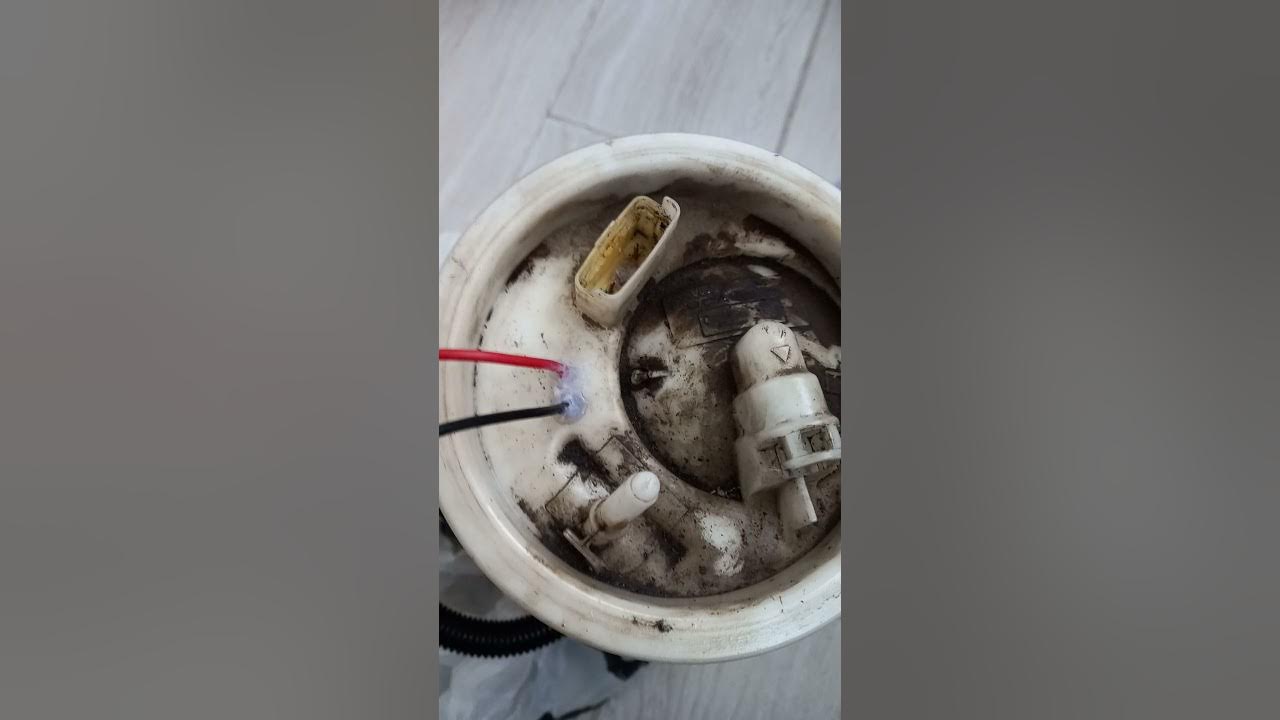 Проводка бензонасоса ваз 2110. Причины отказа бензонасоса. Фильтр на бензонасос ниссан цефиро а32. Ваз 2115 плюс на топливный насос. Мастер ремонтирует топливный насос.