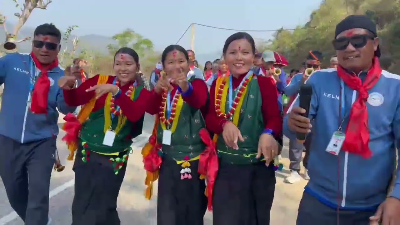 पहाडी बाटो र गाउँको सुन्दर परिवेशमा अघि बढ्दै गरेको जन्ती। साथमा काठेकोट नौमती बाजा समुहको नाच।