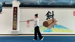 一分钟教你学会舞花棍，跟美女老师快速学习棍术的经典动作。