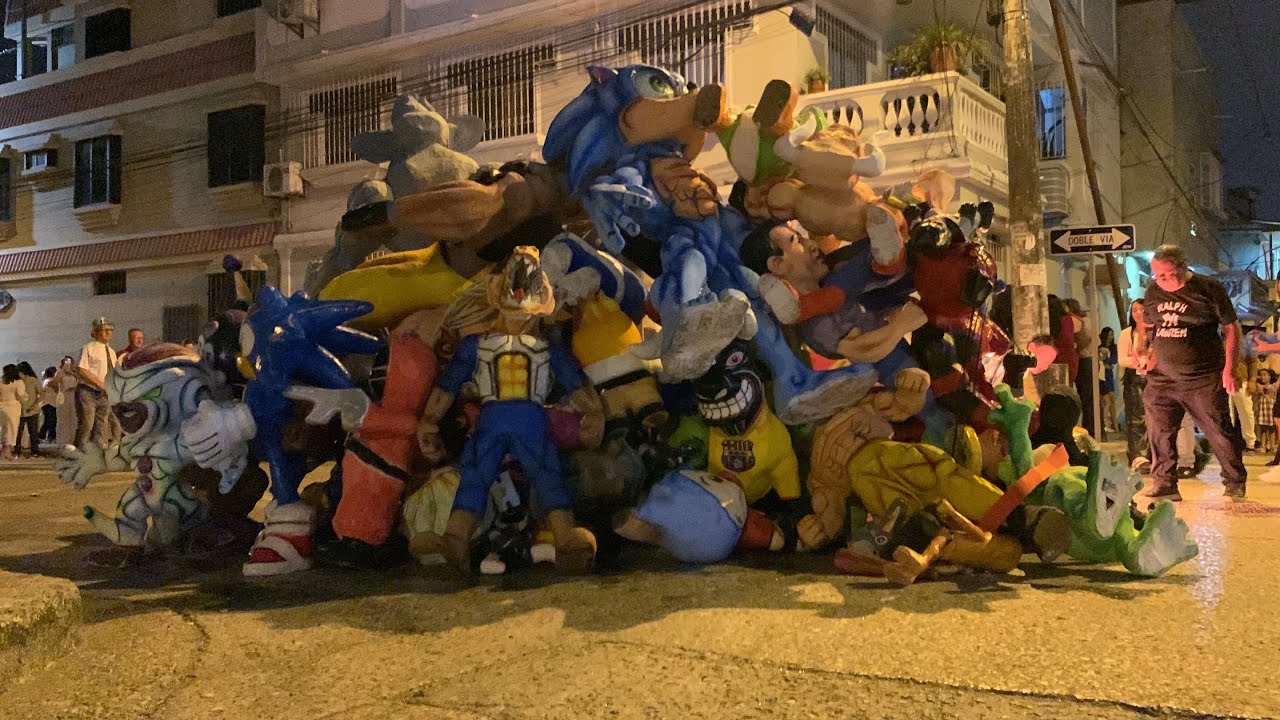 CHAO 2025..... BIENVENIDO 2026....  La tradición ecuatoriana un año más para el mundo..