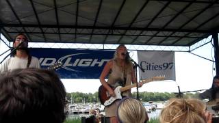 Video thumbnail of "Lissie- When I'm Alone Live at Cities 97's Oake On the Water"