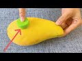 活了30年才知道，剝芒果皮原來這麼簡單，不髒手不流汁，這方法真的超棒 Peeling mango skin turns out to be so simple,