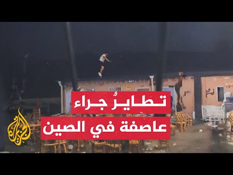 شاهد| الصين.. عاصفة تطيح برواد مطعم مفتوح بعد تمسكهم بالمظلات