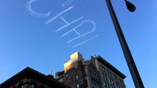 Airplane writes LAST CHANCE in the sky above New York! Full length Video.
