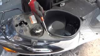 SUZUKI アドレスV125　シート・メットボックスを外しましょう。