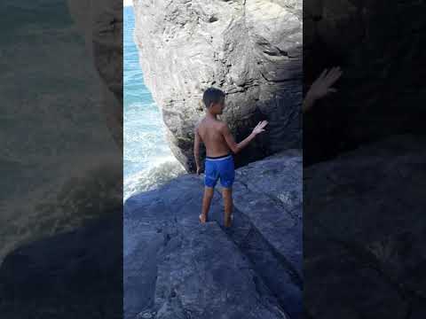 قفزة رائعة من حجرة البابا في بحر هائج