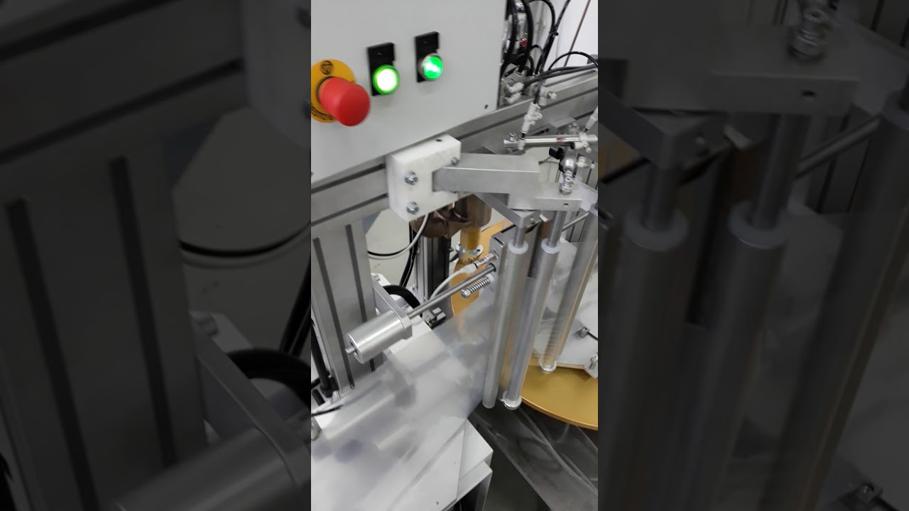 CONFEZIONATRICE CON APPLICATORE DI ETICHETTA