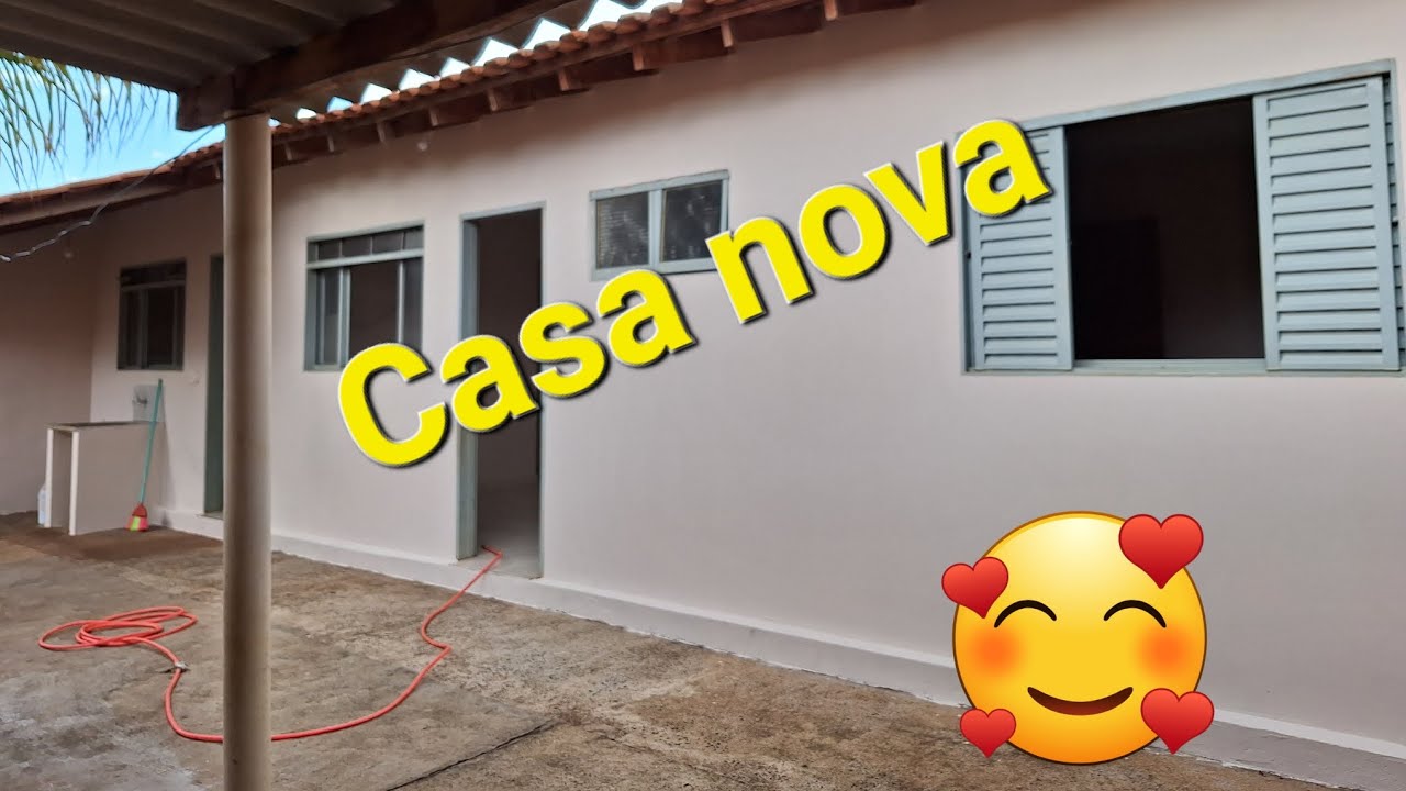 Filha fazendo faxina na casa que vai morar