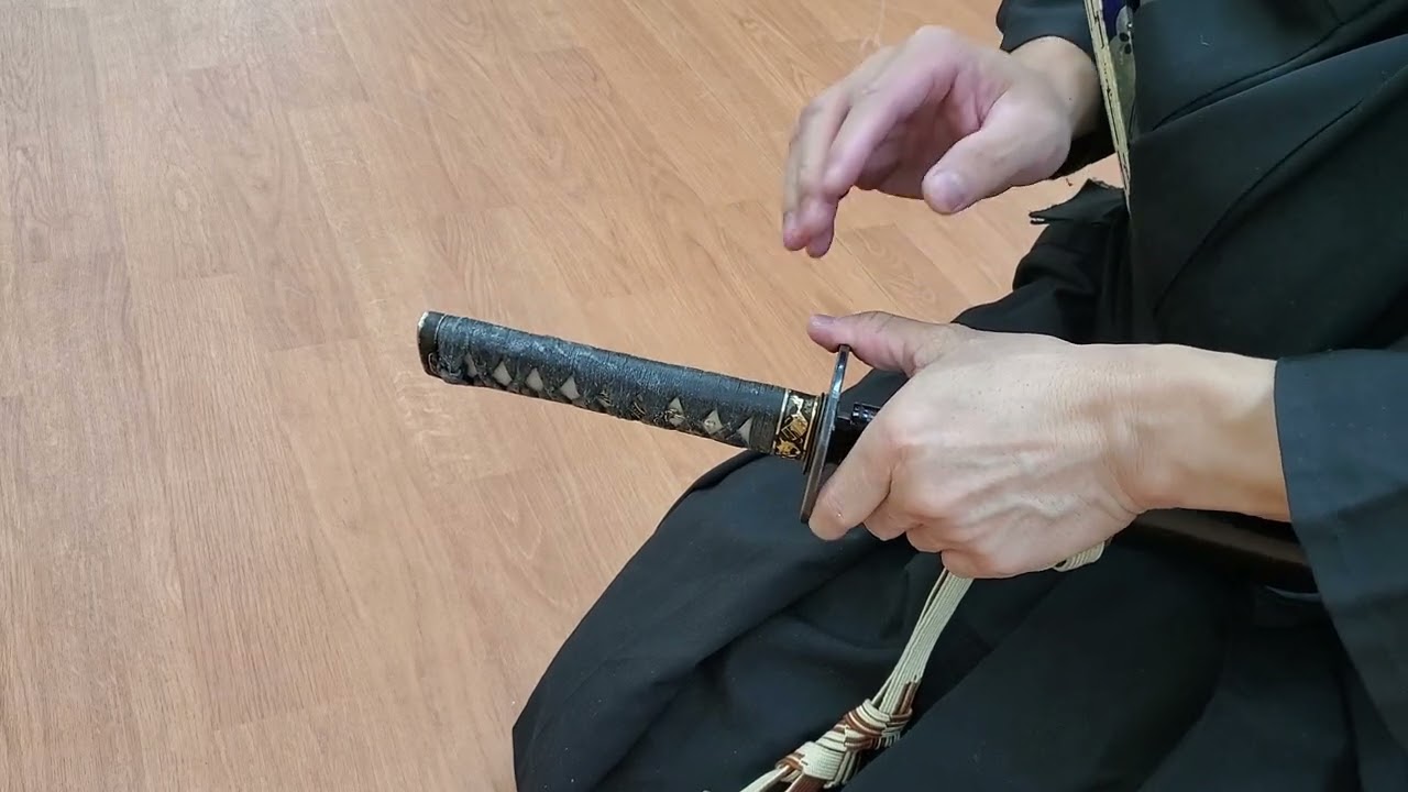 鯉口 を 切る
