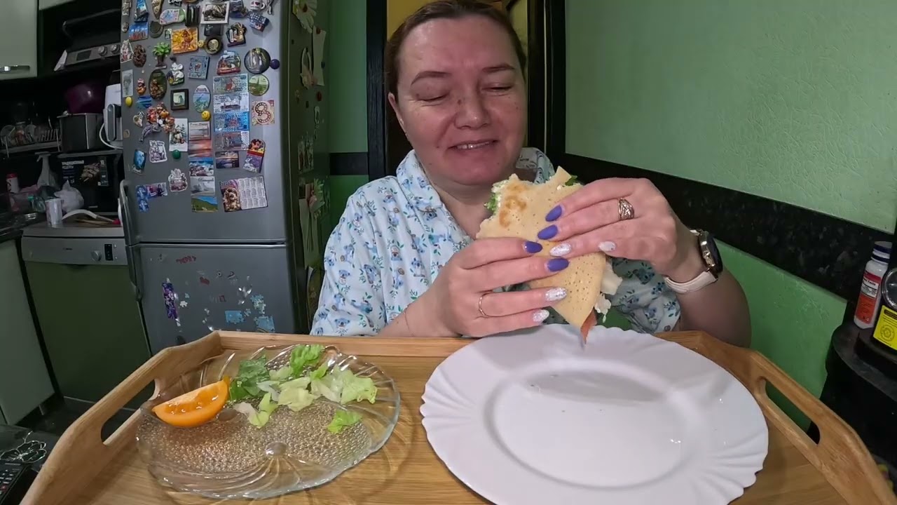 Рисоблин с форелью, огурец,листья салата и сыр творожный #mukbang #еда #завтрак 