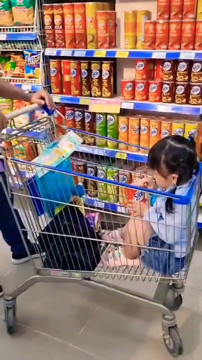 Xuka đi siêu thị mua đồ ăn