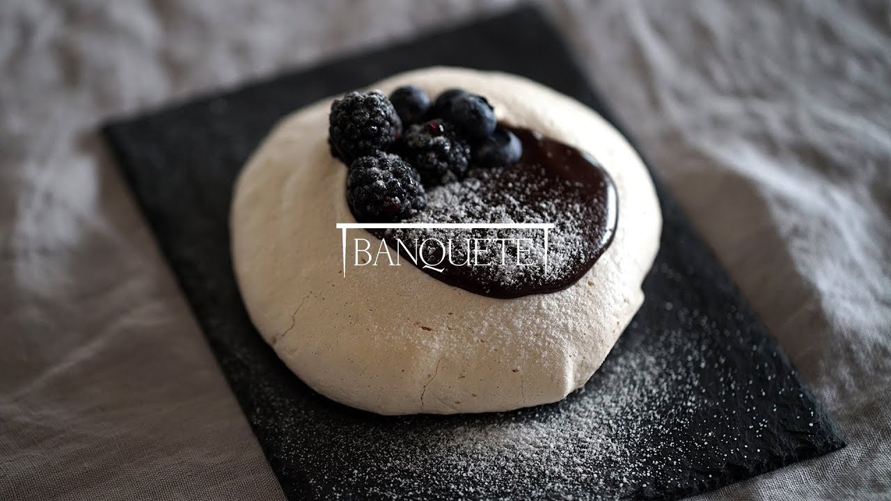 Pavlova com Caramelo de Chocolate e Frutas Pretas