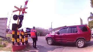 Kereta Api Babaranjang (Batu Bara Rangkaian Panjang)  Melintas PJL 4 Jalan Pajajaran Lampung