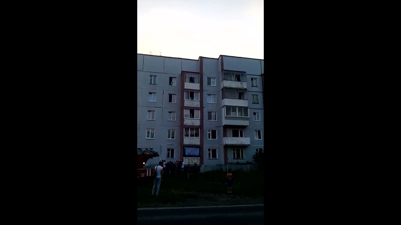 Ужас! Усть-Илимск! Маленькая девочка чуть не выпала из окна! - YouTube