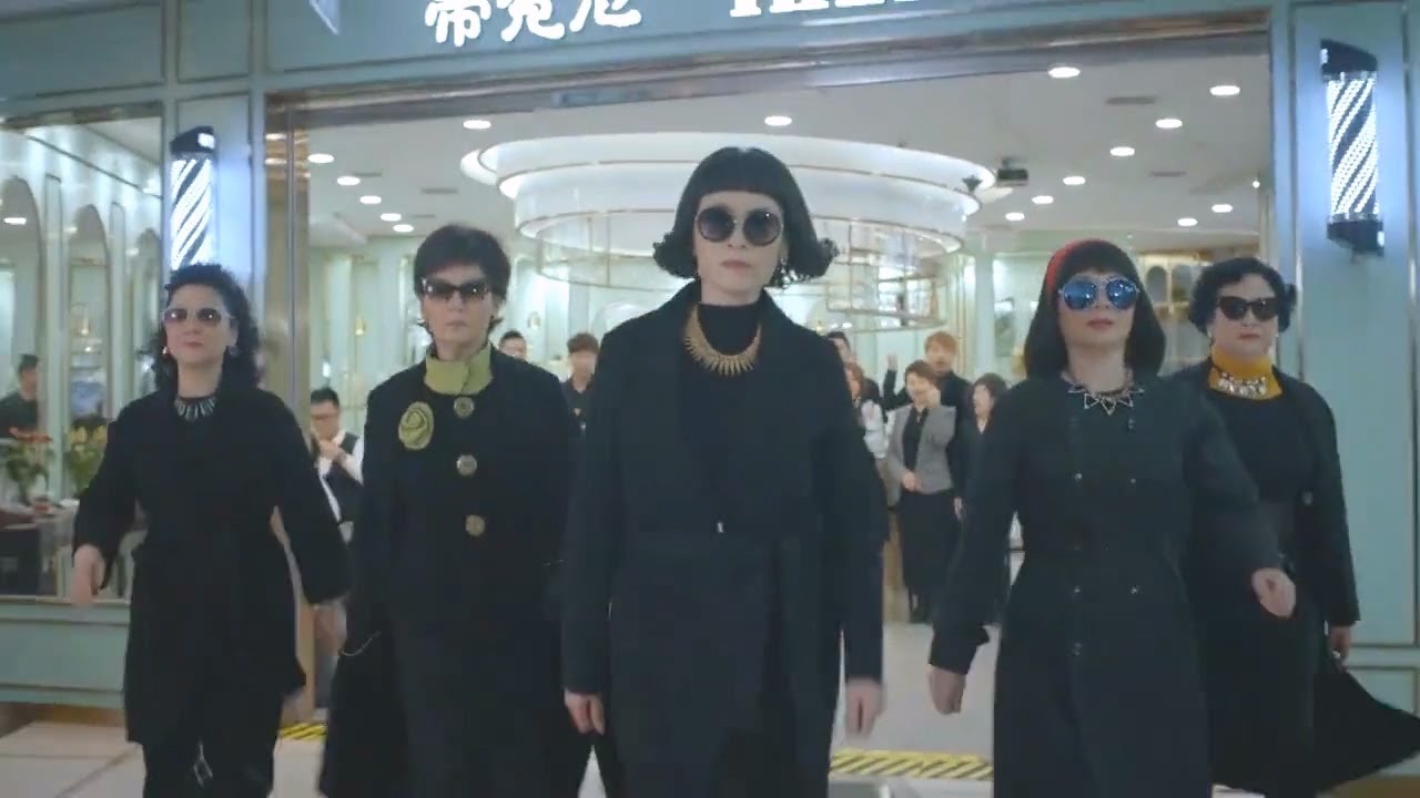 老太太要去見情敵，閨蜜團請造型總監出馬，年輕十歲