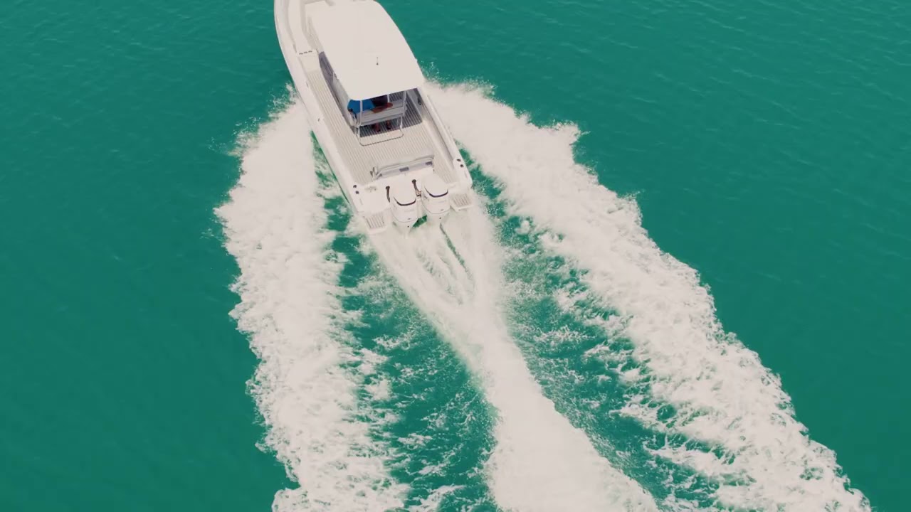 Experience style and sportiness with ALDHAEN 310 Center Console Boat