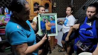 Niña carmen llora al recibir este bonito obsequio de chucha seca con la foto de Cunta