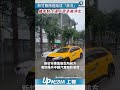 【影片】新竹暴雨道路成「激流」　機車騎士連人帶車被沖走