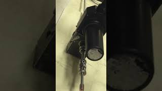 自動溶接機の溶接している映像