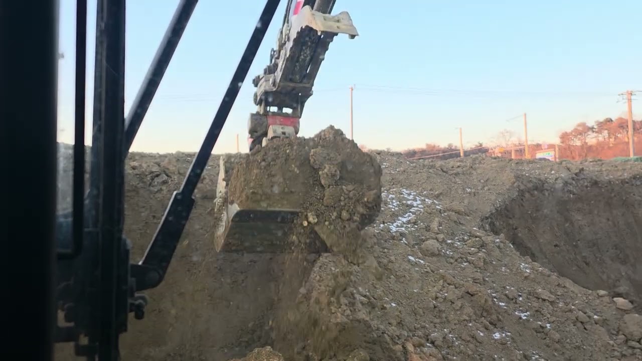 06w 15t덤프 토사 상차.                                 06w 15t dump soil loading.