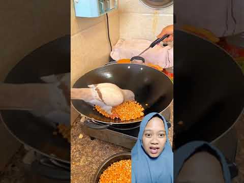 Video: Apakah bayi merpati yang berkabung makan?