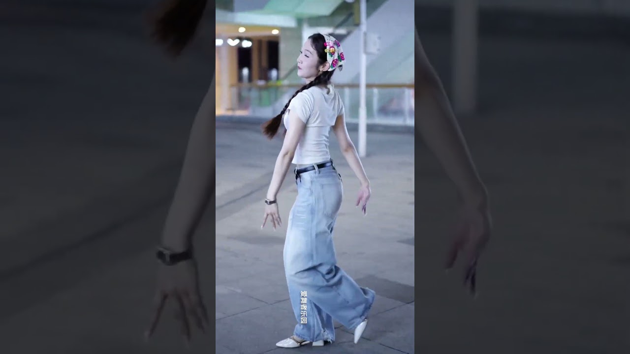 Сяолуо, красивая тибетская танцевальная девушка