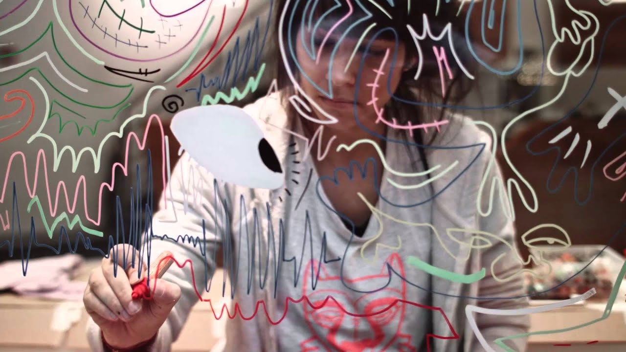 Ona Sadkowsky im Schaufenster bei Platzhirsch Optik