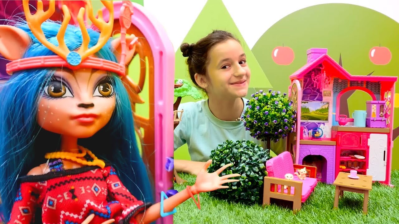 Monster High oyuncakları. İzzy hayvancıklara bakım evi yapıyor! - YouTube