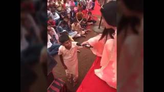 Bache Kehnde Kaurb Hindi Gaana Sunao Live Stag Show Kaur B Video 2017