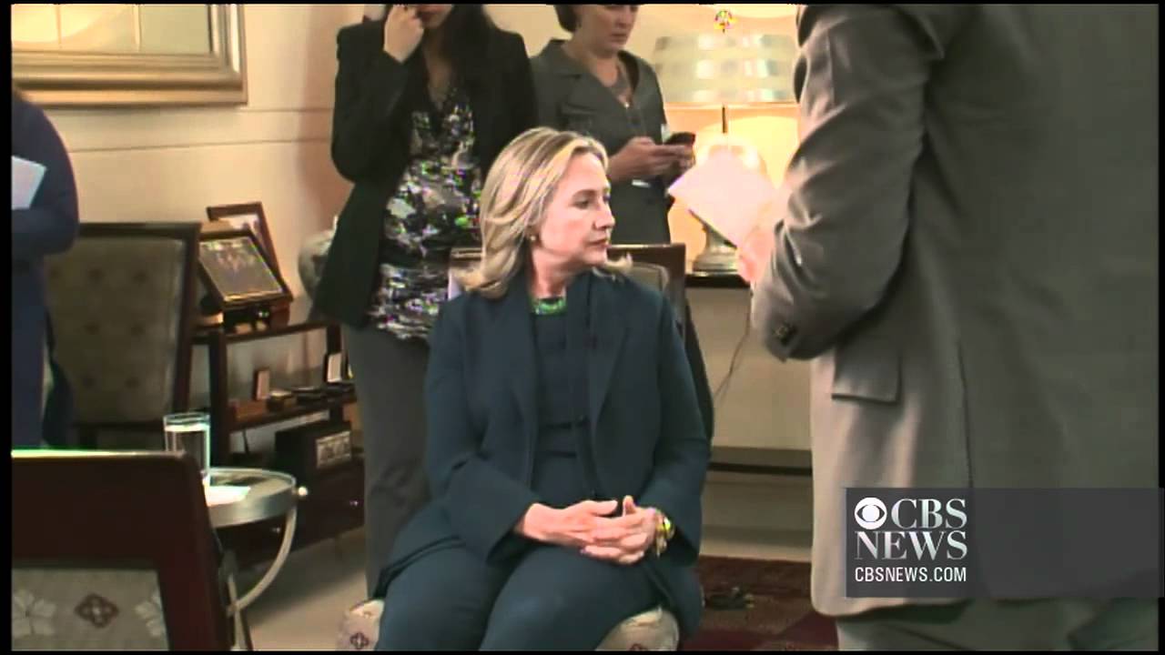 Clinton sees Qaddafi news on BlackBerry