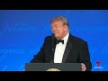 Trump cuestiona su la relación con la prensa en la cena de corresponsales | Noticias Telemundo