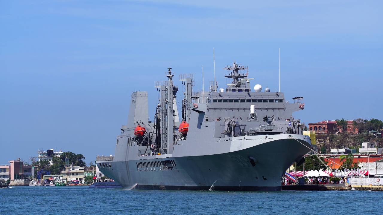 磐石油彈補給艦靠港