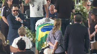 Bandeiras Do Brasil E Do Santos Abraçam Caixão De Pelé Afp