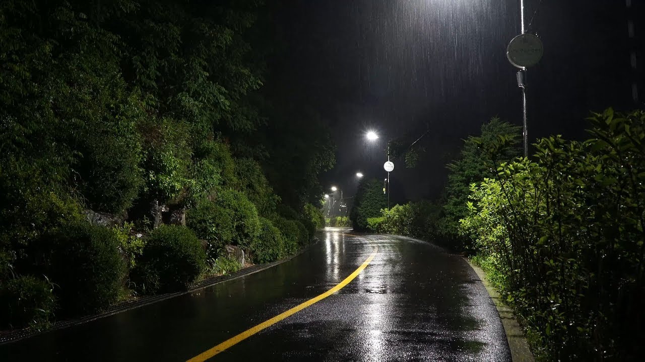 Sonido de lluvia intensa en medio de la noche en la carretera del ...