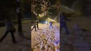 В Румынии выпал снегу полицейские играли в снежки. Snow fell in Romania, the cops played snowballs