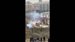 Китаец Протестуя Против Сноса Дома Завалил Экскаватор Расстреливая Его Из Фейерверка