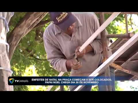 Enfeites de natal na praça da matriz começam a ser instalados.