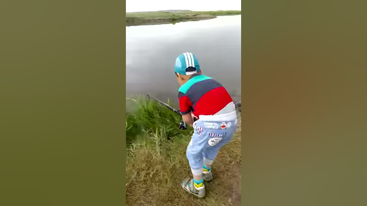 Мой младший братик ловит рыбку😍😍😍