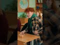Старшеклассники опаздывают на урок, но по уважительным причинам.
