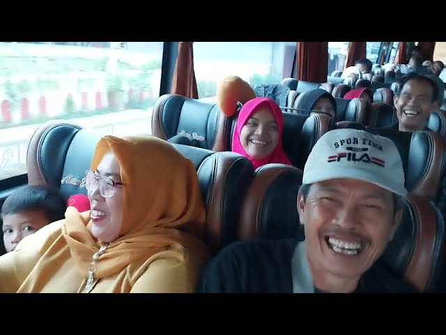 PENGAMEN ANYER ✓ SATU BUS DIBUAT GEMBIRA DENGAN KEHADIRANNYA HEHE class=