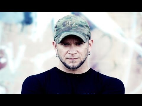 ALL THAT REMAINS' Phil Labonte on 'Madness', Working with FIVE FINGER DEATH PUNCH & Touring (2017)